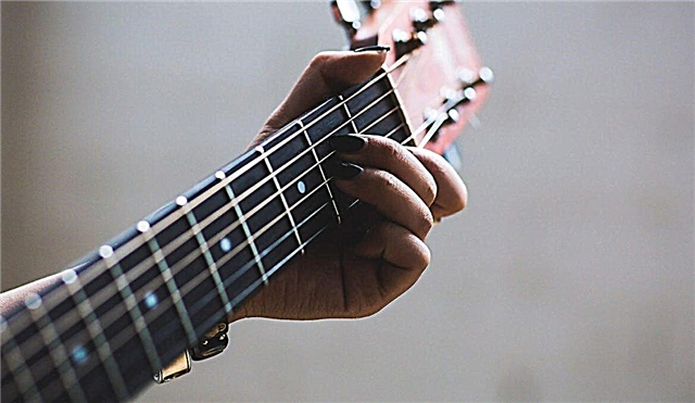 How to learn to play the guitar. 4 basic chords